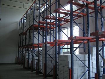 Paletten-Gabelstapler fahren in Racking für homogene niedrig- Rotationsprodukte