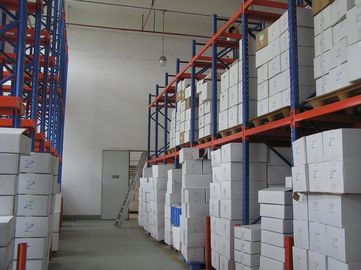 doppelter Seitenklammer Antrieb in der mittleren Aufgabe der Palettenregalsysteme mit Klammerstrahl